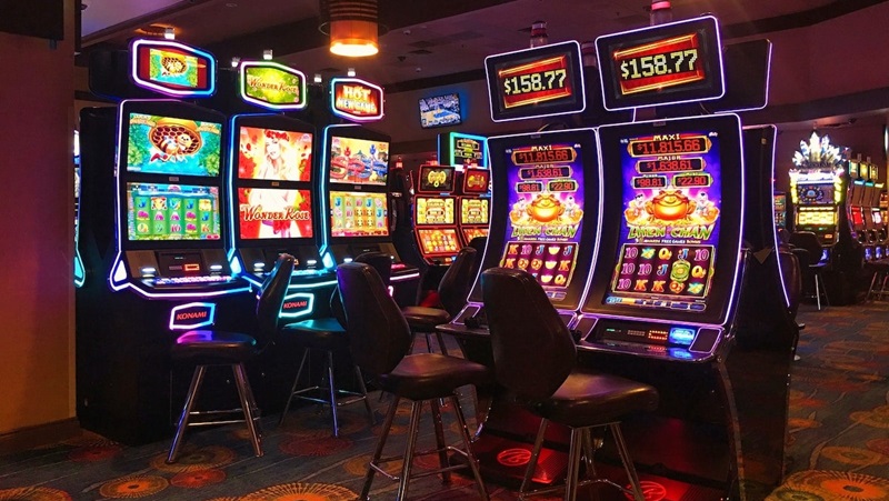 How do multi-line slots work and how do they affect winnings?